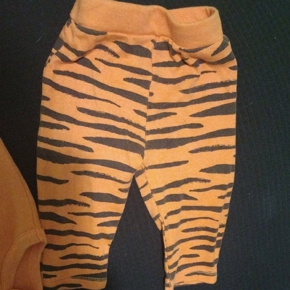 Disney Orange Tigger Baby Onesie and Tiger Stripe Pants Set​​ - Picture 4 of 5